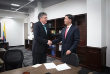 Ministro de Hacienda, Mauricio Cardenas y el presidente de Coljuegos Juan B. P&eacute;rez Hidalgo, en su posesi&oacute;n.